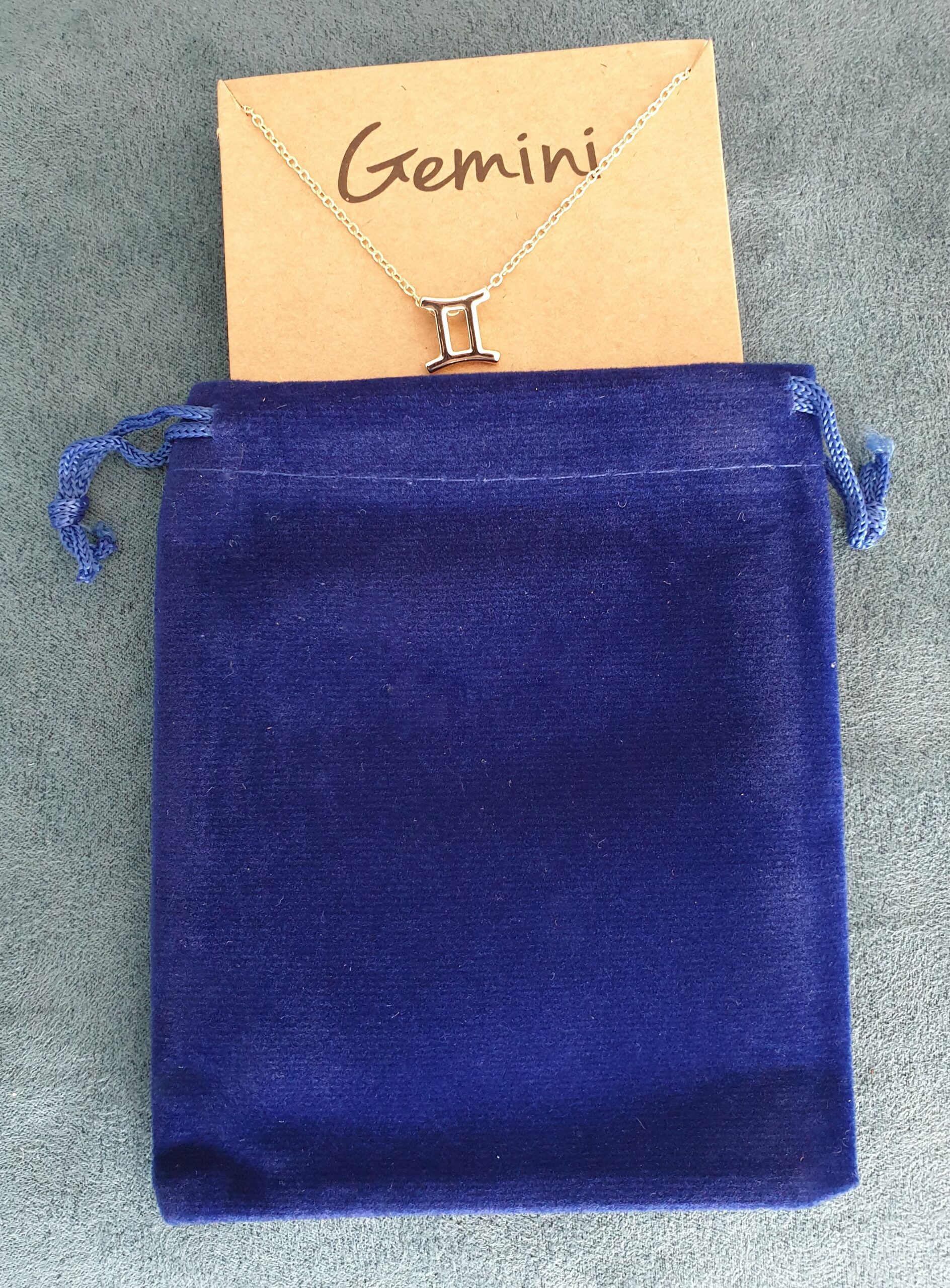 Cadena con signos del zodíaco en bolsa de terciopelo