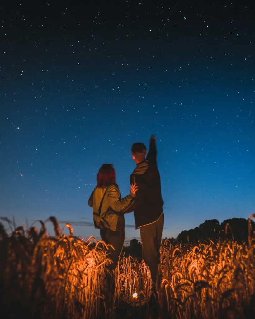 Pareja mira hacia las estrellas – simbólico bautismo de estrellas